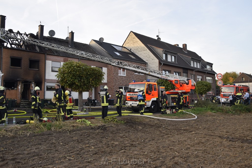 Feuer 2 Vollbrand Reihenhaus Roggendorf Berrischstr P054.JPG - Miklos Laubert
